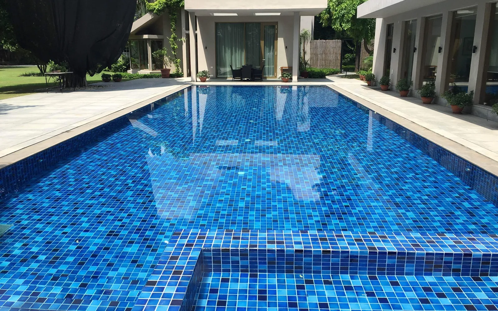 Ilustrasi kolam renang dengan keramik biru
